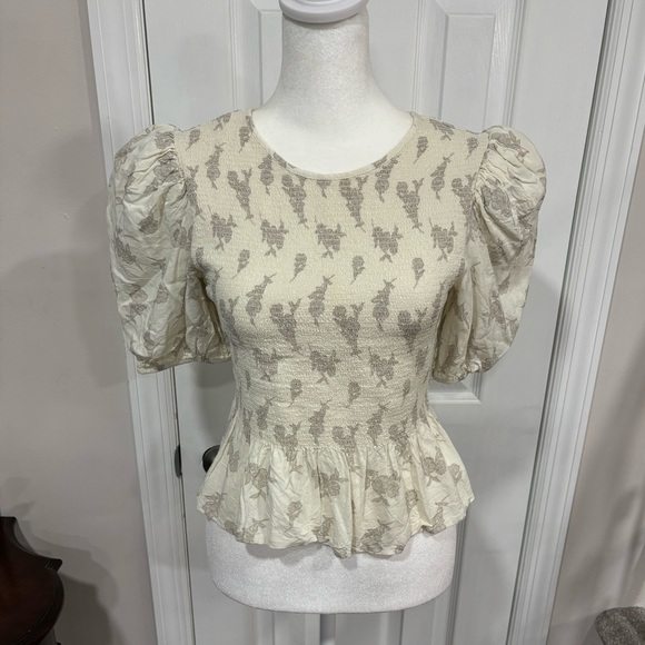 express floral smocked top with puff sleeves size S - Picture 2 of 4